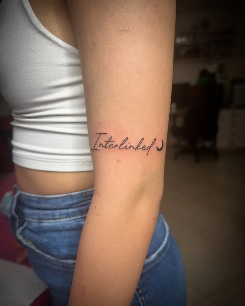 Interlinked, tatuaggio fine line